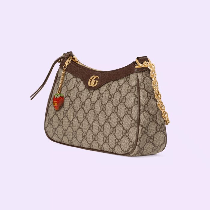 and from then it's been an established symbol of Gucci's heritage. This unmistakable pattern decorates this small handbag as part of the latest Ophidia line. A Double G hardware completes the style
