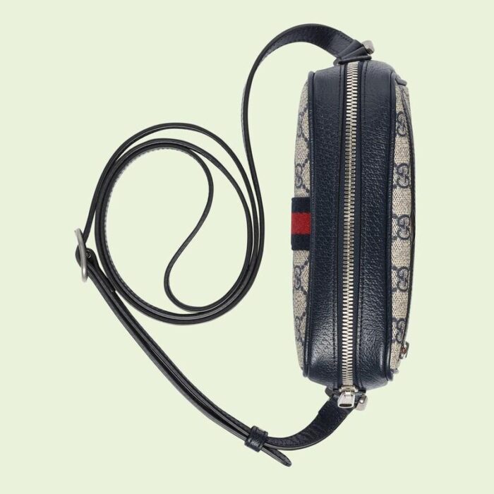 so it has appeared in each collection for ten years and has become a classic material for the brand. This Ophidia mini shoulder bag comes in a classic colorway.