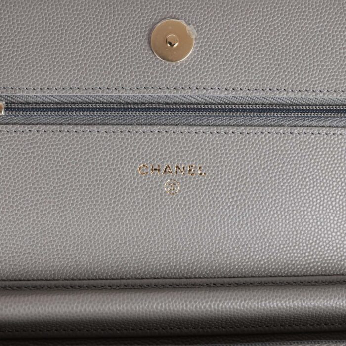 and an open pocket with six credit card slots.