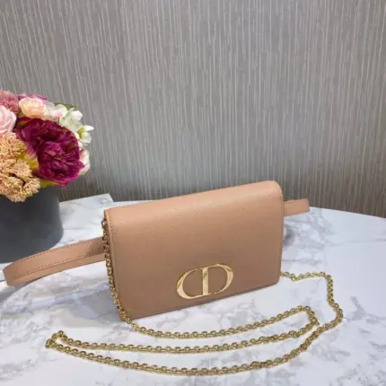 measuring 19 x 12.5 x 4 cm. Crafted from luxurious grained calfskin