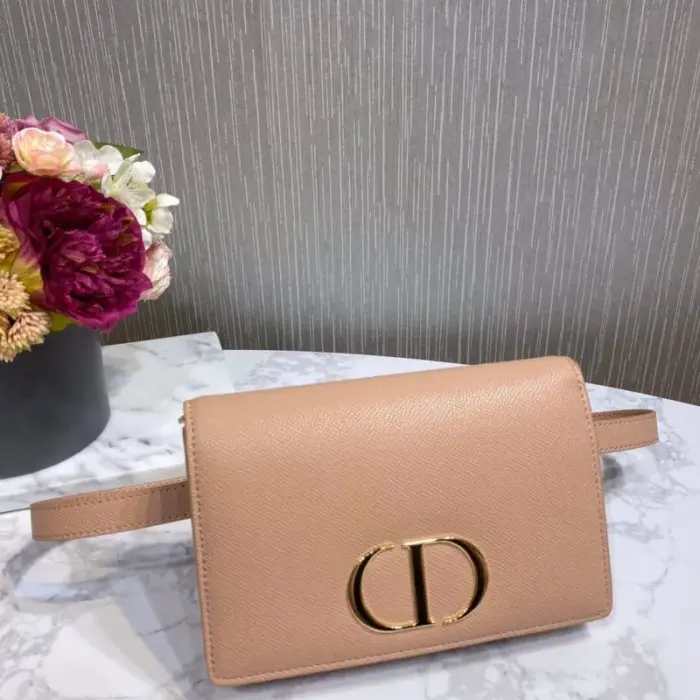 this pouch features a spacious compartment tailored with 4 card slots