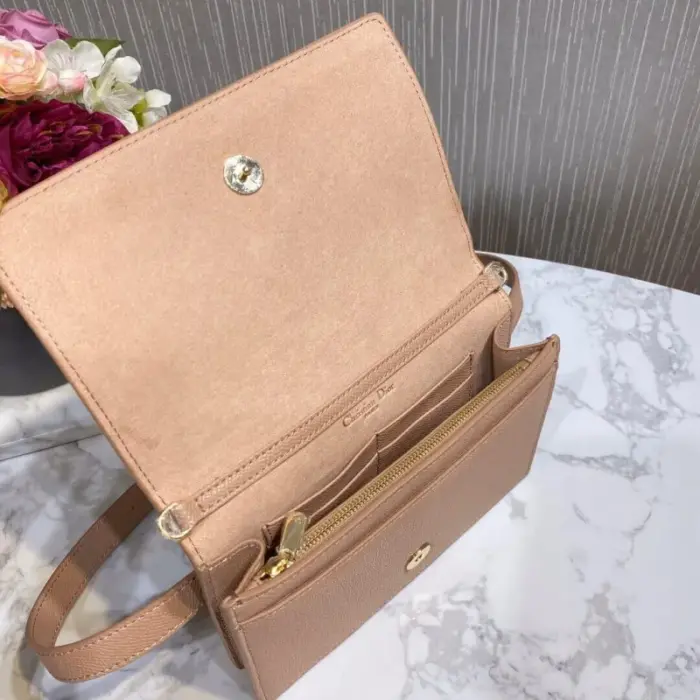 the pouch offers multiple wearing options – it can be worn as a belt