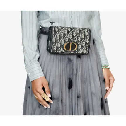 a must-have accessory that exudes elegance and versatility. This stunning pouch showcases the iconic ‘CD’ element at the front