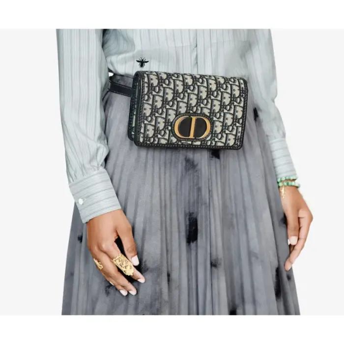 a must-have accessory that exudes elegance and versatility. This stunning pouch showcases the iconic ‘CD’ element at the front