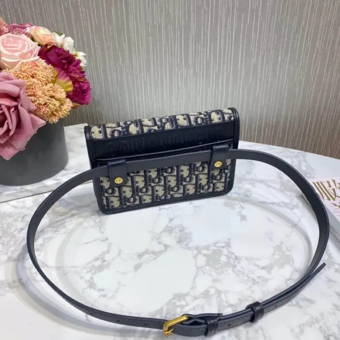 it offers a compact size that is perfect for carrying your essentials.Crafted from beautiful blue Dior Oblique jacquard