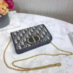 ensuring that everything has its place. You can effortlessly transform this pouch into various styles – wear it as a belt