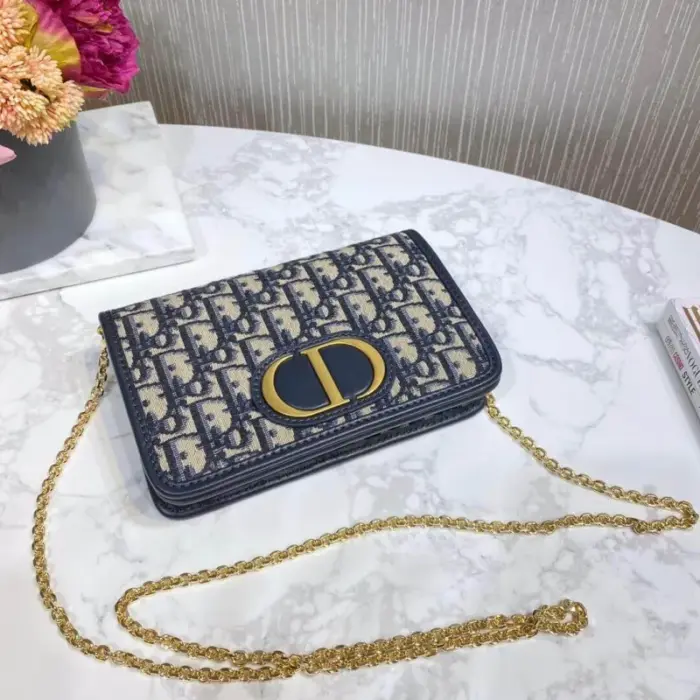 ensuring that everything has its place. You can effortlessly transform this pouch into various styles – wear it as a belt