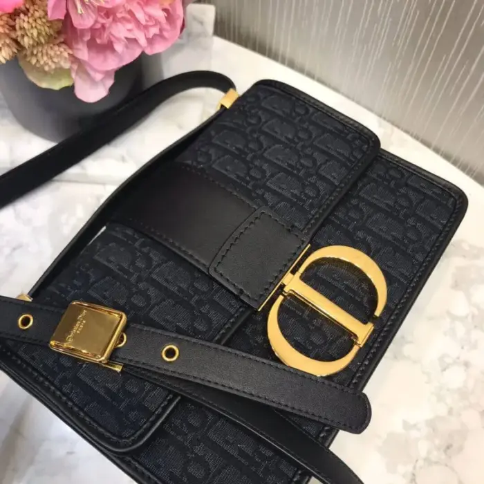 the bag comes with an adjustable leather shoulder strap