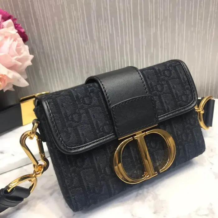 is a testament to the iconic codes of the House of Dior.Drawing inspiration from the historical address that holds great significance to the brand