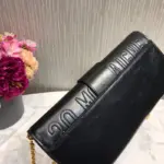 this 30 Montaigne clutch bag is truly luxurious. It features a stylish CD clasp and comes with a detachable chain for added versatility.The bag is adorned with gold-tone metal jewelry