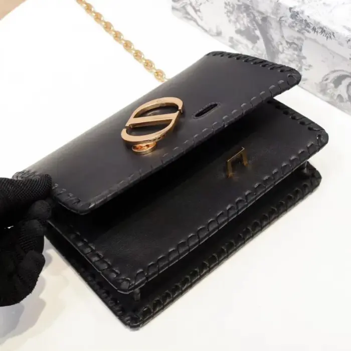 showcasing the brand’s attention to detail.The bag features a detachable and adjustable chain