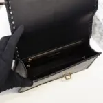 allowing you to carry it in various ways. Inside
