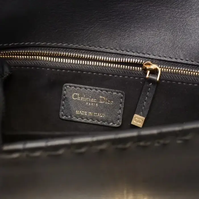 you will find a convenient zip pocket and phone pocket