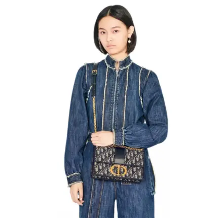measuring at a size of 25 x 16.5 x 8 cm. This exquisite handbag is part of the 30 Montaigne collection
