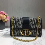 which draws inspiration from the historic and iconic address synonymous with the Maison Christian Dior.Crafted using the original Dior Oblique jacquard canvas