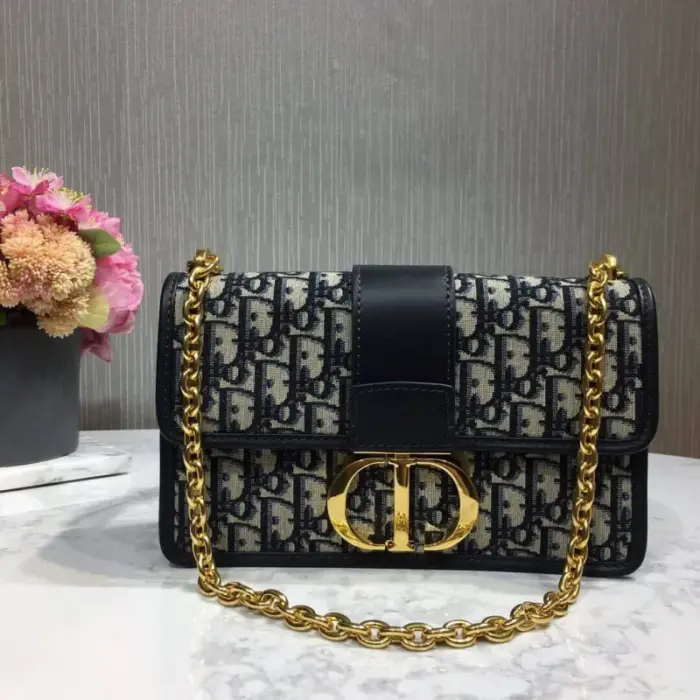 which draws inspiration from the historic and iconic address synonymous with the Maison Christian Dior.Crafted using the original Dior Oblique jacquard canvas