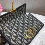 as well as a convenient back pocket for extra storage.The bag comes with a detachable and adjustable chain