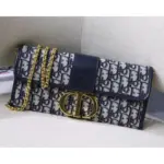 available in a convenient size of 27.5 x 12 x 2 cm. Made with Dior Oblique jacquard canvas