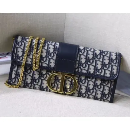 available in a convenient size of 27.5 x 12 x 2 cm. Made with Dior Oblique jacquard canvas
