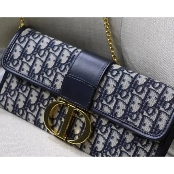 this clutch bag features a chic CD clasp and comes with a detachable chain for versatile styling options.Crafted with attention to detail