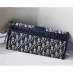 allowing you to store your essentials securely.The versatility of this bag is unrivaled