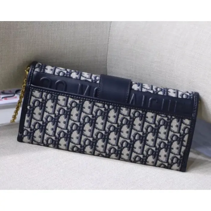 allowing you to store your essentials securely.The versatility of this bag is unrivaled