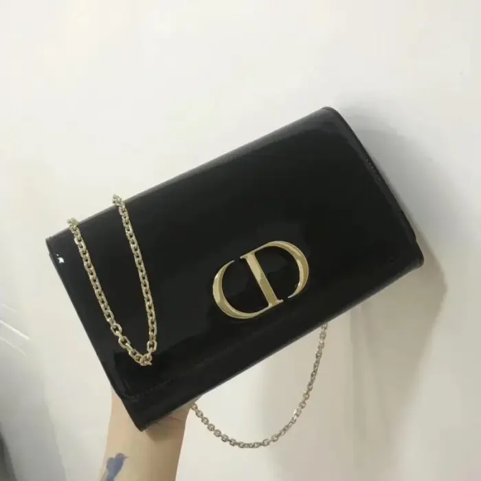 available in a sleek size of 22 cm W x 14 cm H x 4 cm D. This stunning piece from the 30 Montaigne collection is designed to capture the essence of sophisticated simplicity.Adorned with a tasteful ‘CD’ logo at the front