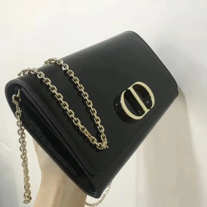 this wallet on chain is crafted from high-quality patent calfskin. Its versatile design allows for seamless transitions from day to night