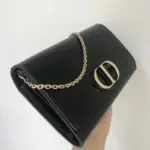 making it a perfect companion for any occasion. Whether paired with other accessories from the 30 Montaigne line or carried separately using the removable chain (measuring 120 cm)