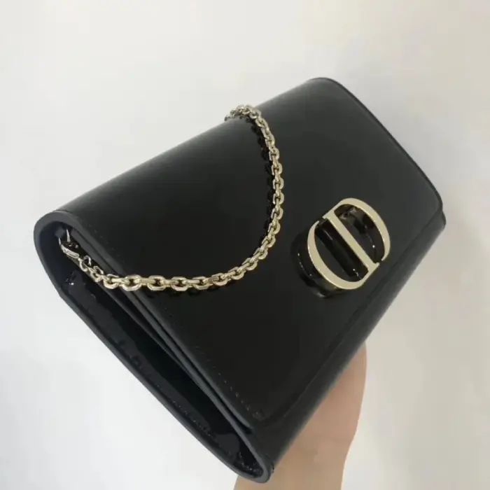 making it a perfect companion for any occasion. Whether paired with other accessories from the 30 Montaigne line or carried separately using the removable chain (measuring 120 cm)