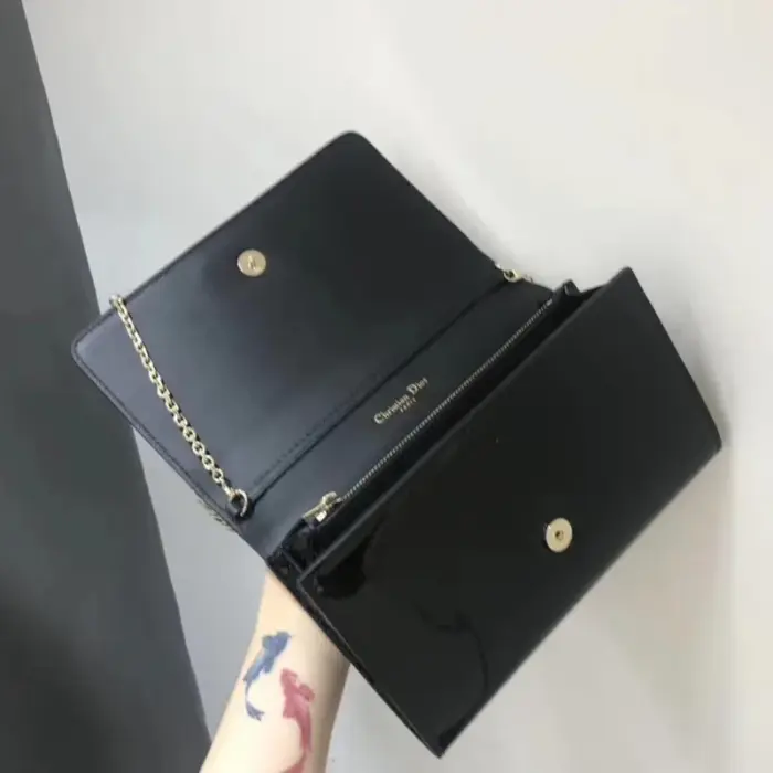 there are two patch pockets and a zip pocket for further storage versatility.Indulge in the impeccable craftsmanship and timeless appeal of the Christian Dior Black 30 Montaigne Patent Calfskin Wallet On Chain S2059. It is a true embodiment of the iconic Dior brand and the essence of the prestigious 30 Montaigne collection.