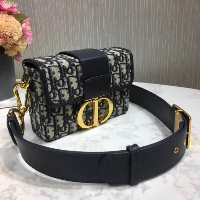 the bag includes a practical back pocket for storing your essentials.Whether you prefer to carry it on your shoulder or across your body