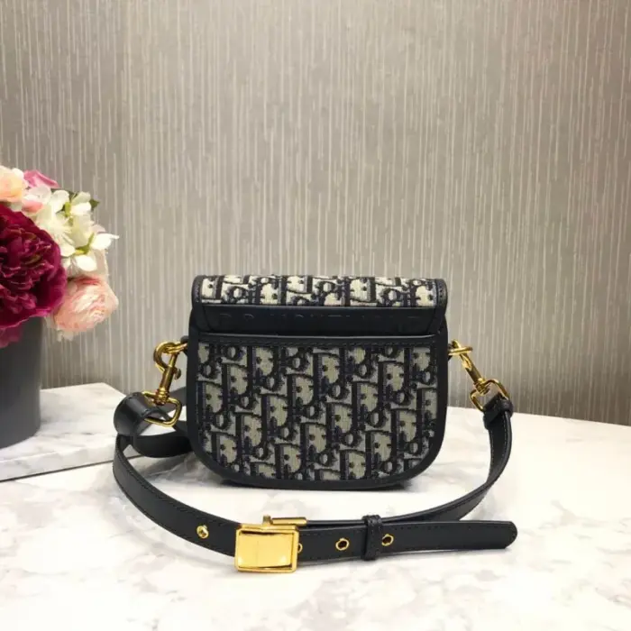 offering versatility in carrying options. Whether you prefer to carry it by hand