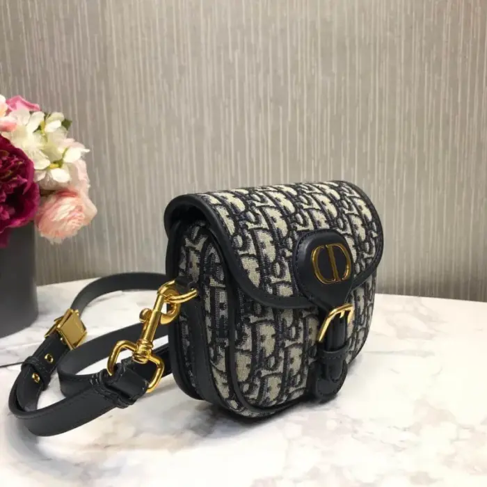 this bag adapts to your needs.As a luxurious touch