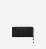 sans-serif; background-color: #f6f6f6;">The Dior Caro Voyageur wallet is crafted in black calfskin and offers a contemporary variation of the iconic Cannage topstitching. A spacious and chic companion
