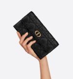 sans-serif; background-color: #f6f6f6;">The Dior Caro wallet boasts iconic Cannage topstitching in a contemporary variation. Crafted in black calfskin