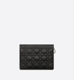 sans-serif; background-color: #f6f6f6;">The Dior Caro zipped pouch with chain combines modern and functional design with the House's codes of elegance. Crafted in black supple calfskin