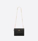 it stands out with its hallmark Cannage stitching and a 'CD' signature on the front. Thanks to its removable chain punctuated with 'CD' chain links