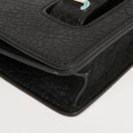 with its serial number in one of the pockets. Its dimensions are length 25 cm x height 17 cm x depth 5 cm. At its shortest