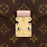 •1 exterior zipped pocket