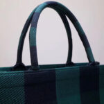 sans-serif; font-size: 12px; background-color: #ffffff;">- 100% canvas embroidered with a leaf green and black Check motif