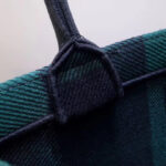 sans-serif; font-size: 12px; background-color: #ffffff;">- Carried in the hand or on the shoulder