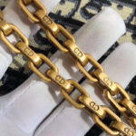 sans-serif; font-size: 12px; background-color: #ffffff;">- Dior Oblique canvas