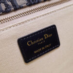 sans-serif; font-size: 12px; background-color: #ffffff;">- Signature clasp in aged gold-tone metal