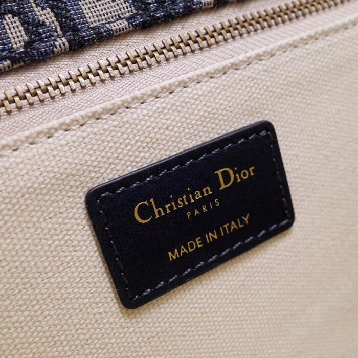 sans-serif; font-size: 12px; background-color: #ffffff;">- Signature clasp in aged gold-tone metal