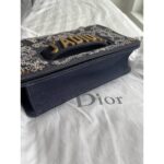 gold-tone metal handle. Closed with two magnets. Can be carried by hand