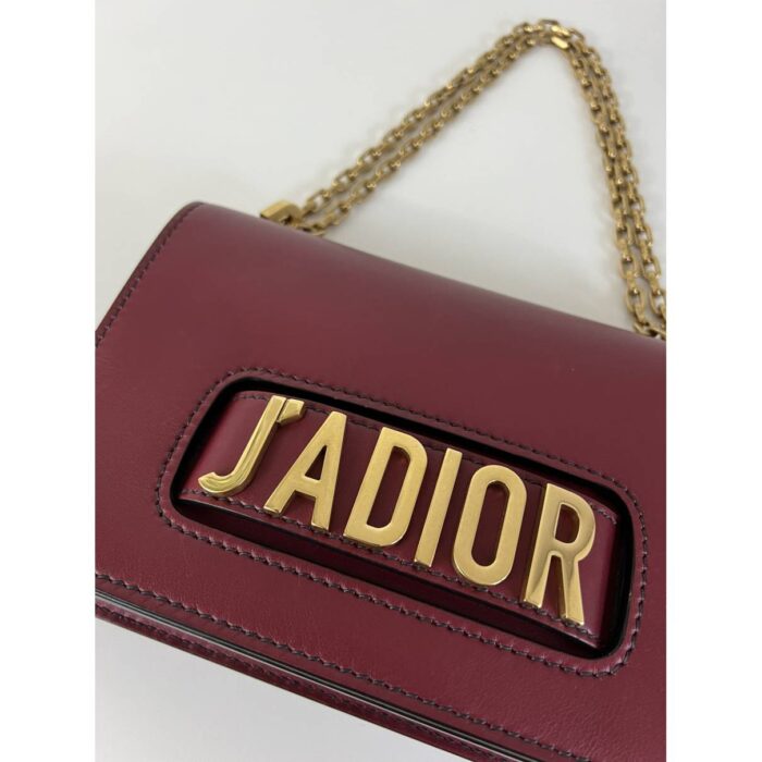 clutch or crossbody. With 4 interior pockets.