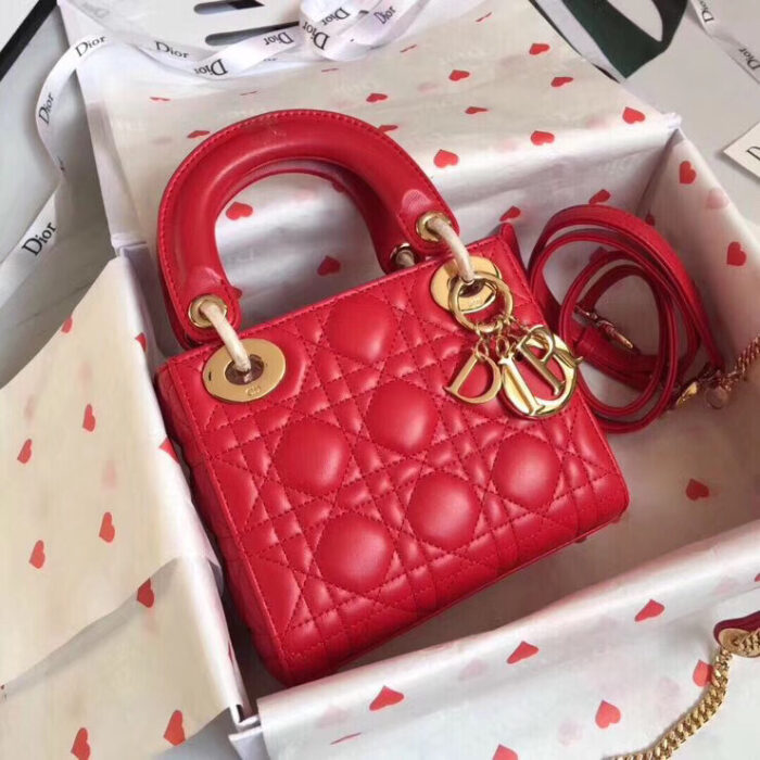 sans-serif; font-size: 12px; background-color: #ffffff;">- Detachable chain link shoulder strap with leather pad