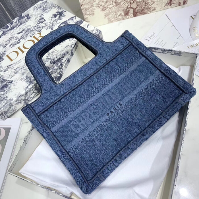 sans-serif; font-size: 12px; background-color: #ffffff;">- Dior Oblique canvas