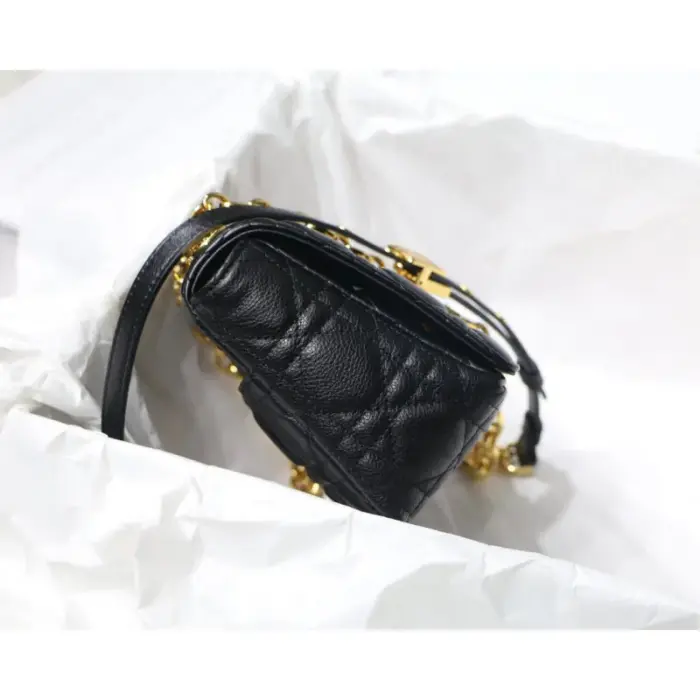 removable ‘CD’ chain link strap with a ‘CHRISTIAN DIOR’ military-inspired buckle. Additionally